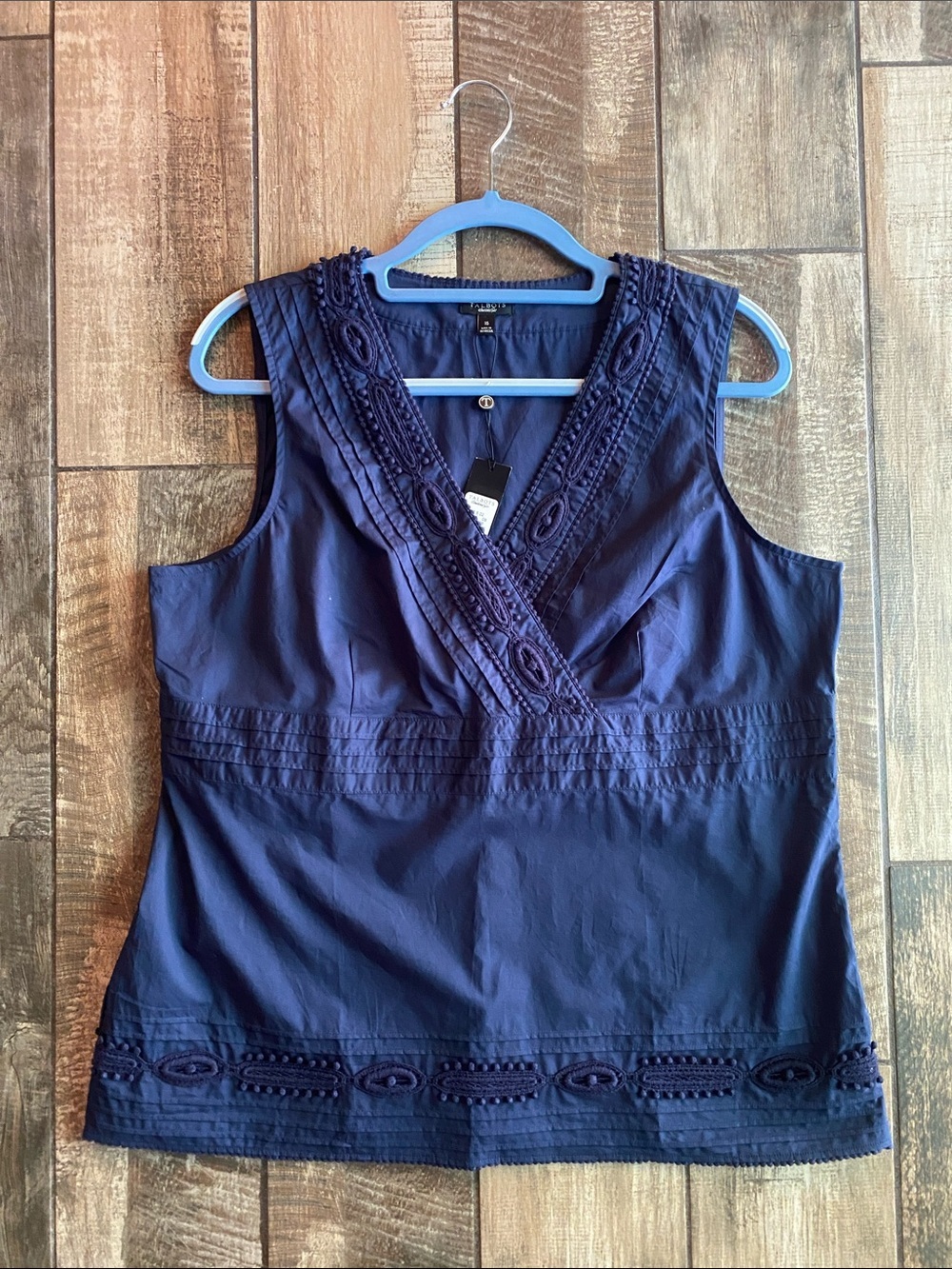 Talbots Navy Embroidered V-Neck Sleeveless Camisole ๐ - Picture 2 of 9